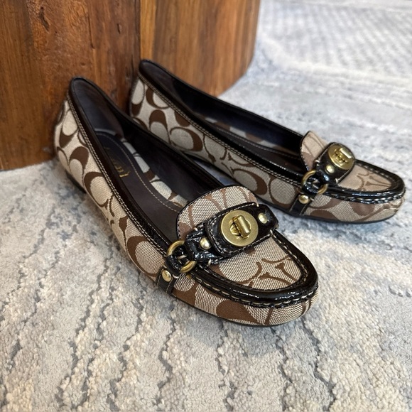 Women COACH KATRIN Signature “C” Logo Slip On Loafers A2439 Turn lock size 7.5 - Picture 1 of 10